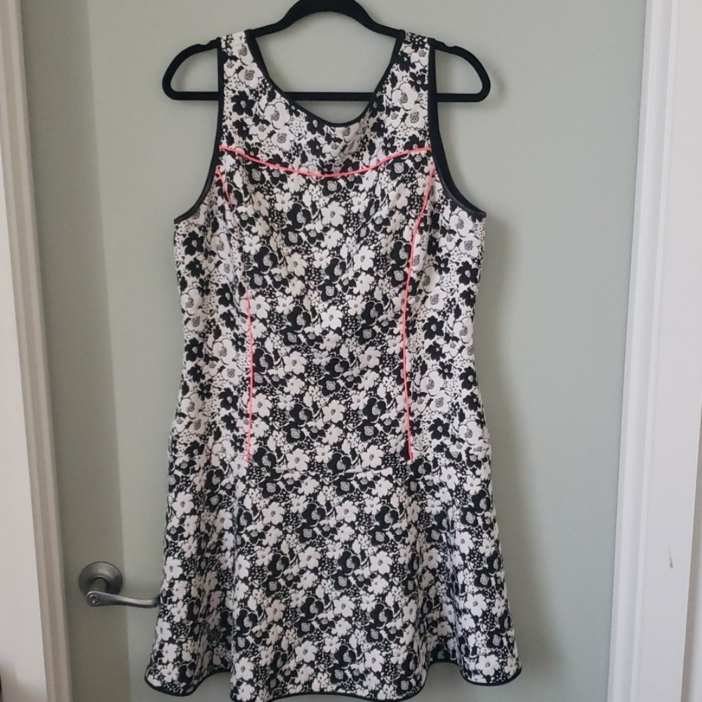 Flowery dress with pink details